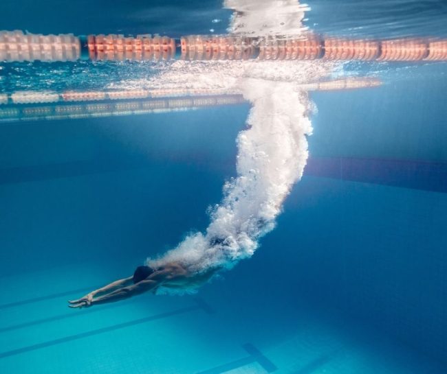 Nuoto libero nuotare alla piscina comunale di Ala